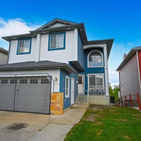 52-3 Bed Suite On Lake Central Ac By Airport YYC Buitenkant foto
