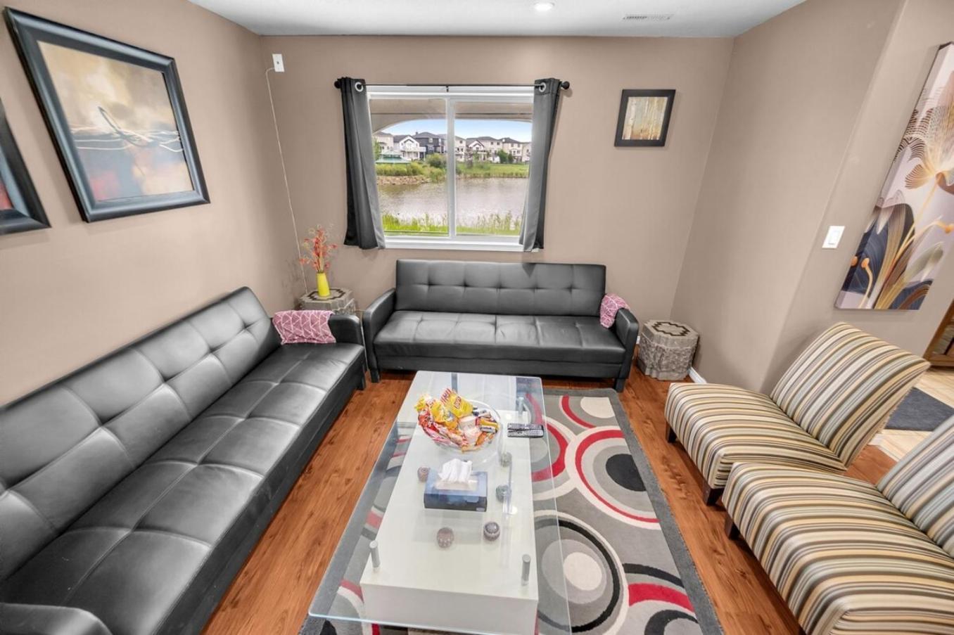 52-3 Bed Suite On Lake Central Ac By Airport YYC Buitenkant foto