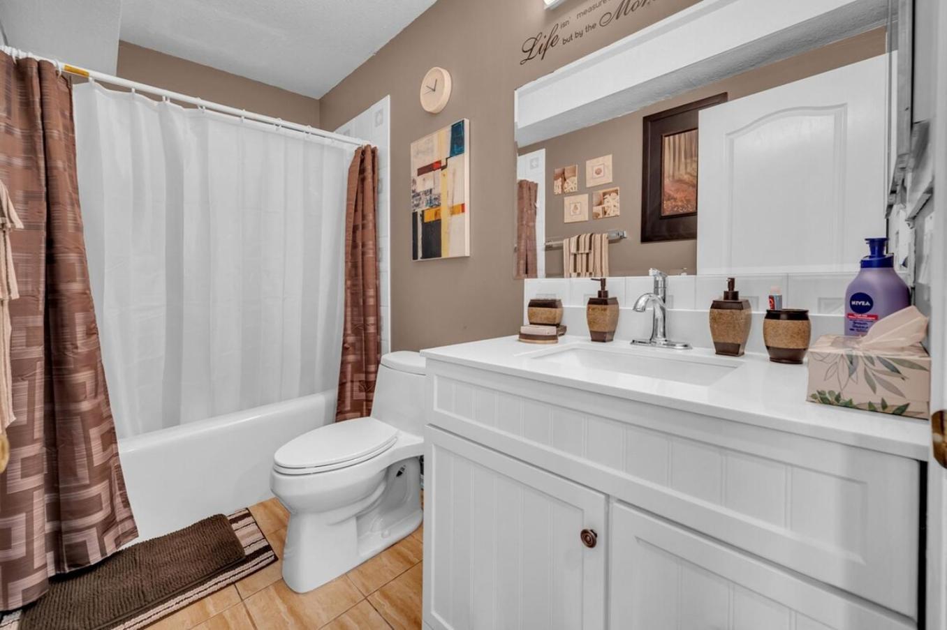 52-3 Bed Suite On Lake Central Ac By Airport YYC Buitenkant foto