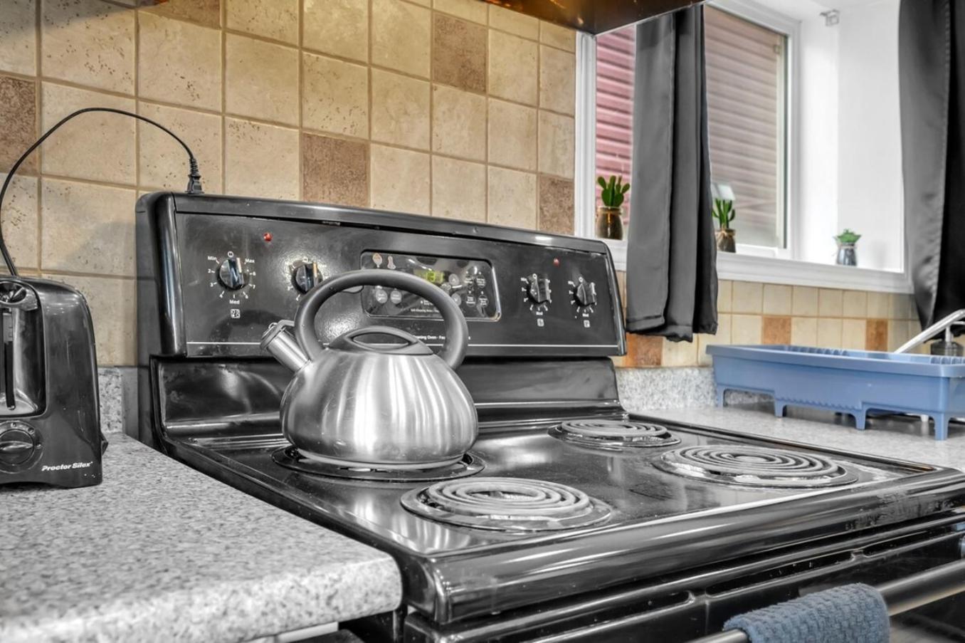 52-3 Bed Suite On Lake Central Ac By Airport YYC Buitenkant foto