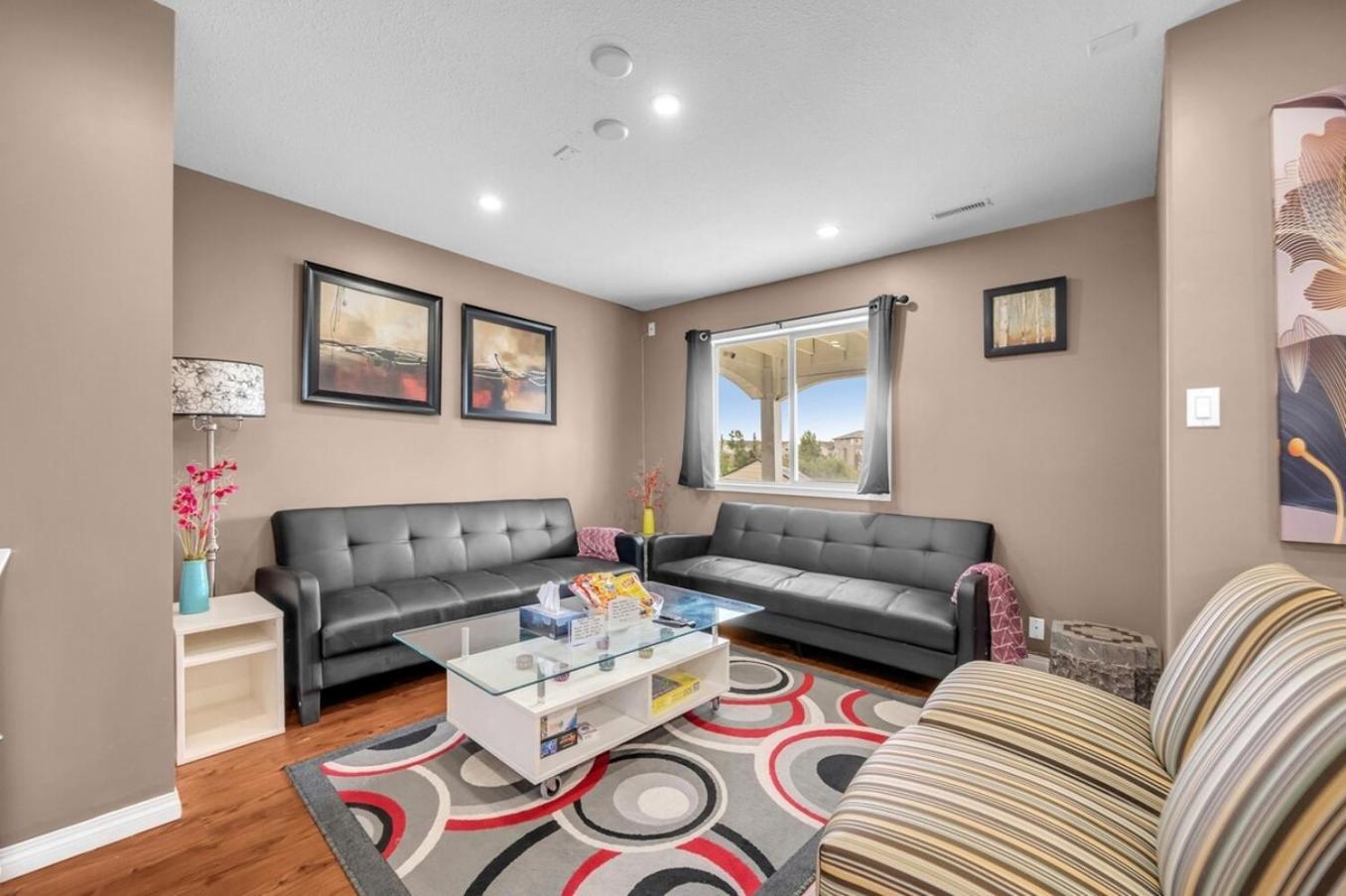 52-3 Bed Suite On Lake Central Ac By Airport YYC Buitenkant foto