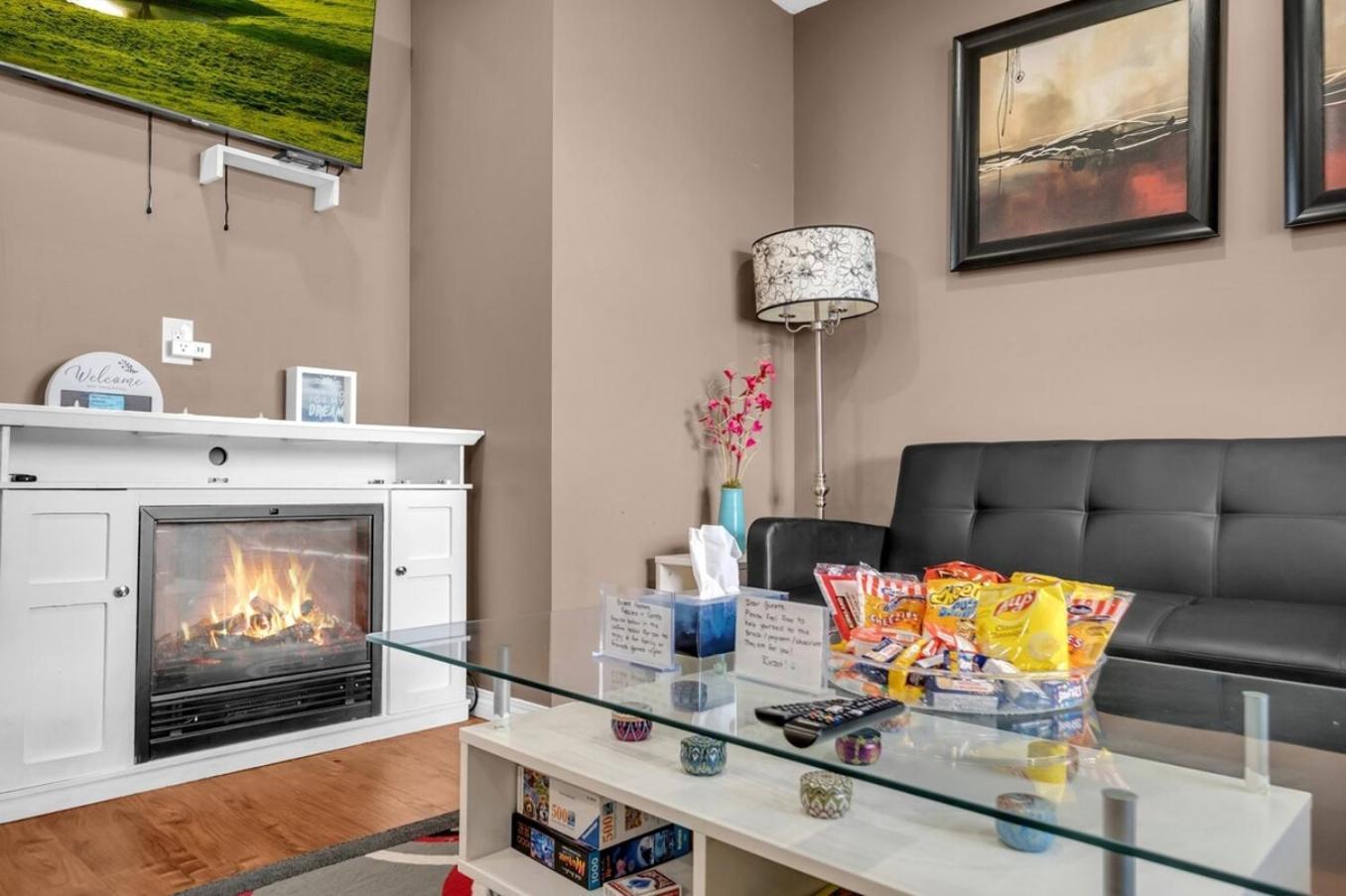 52-3 Bed Suite On Lake Central Ac By Airport YYC Buitenkant foto