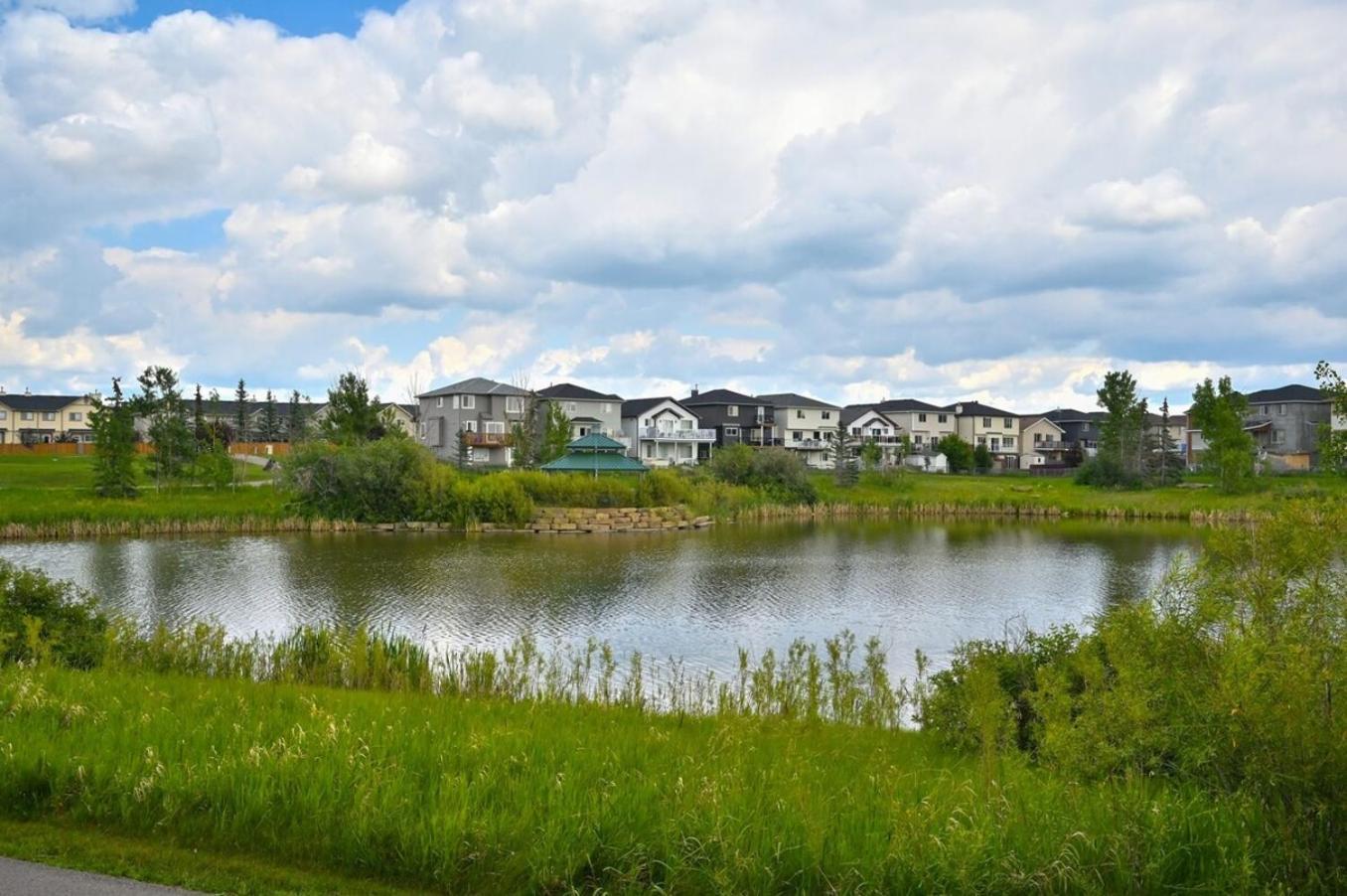 52-3 Bed Suite On Lake Central Ac By Airport YYC Buitenkant foto